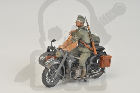 1:35 German motorcycle R-12 with sidecar and crew
