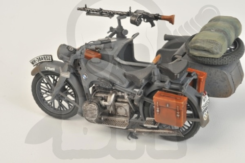 1:35 German motorcycle R-12 with sidecar and crew