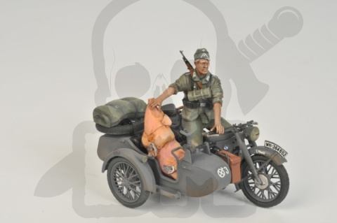 1:35 German motorcycle R-12 with sidecar and crew