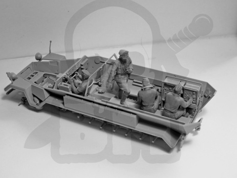 German Command Vehicle Crew (1939-1942) 4 figures 1:35