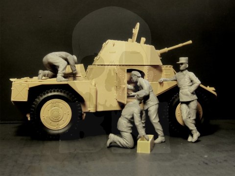French Armoured Vehicle Crew (1940) 4 figures 1:35