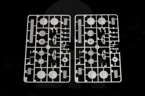 Trumpeter 01508 Panzertragerwagen z niemieckiego pociągu pancernego BP-42